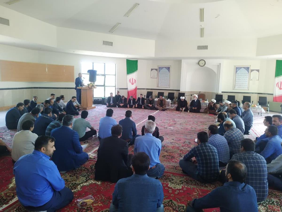 نشست صمیمانه پرسنل کارخانه سیمان شهرکرد با حجت‌الاسلام والمسلمین روحانی نژاد